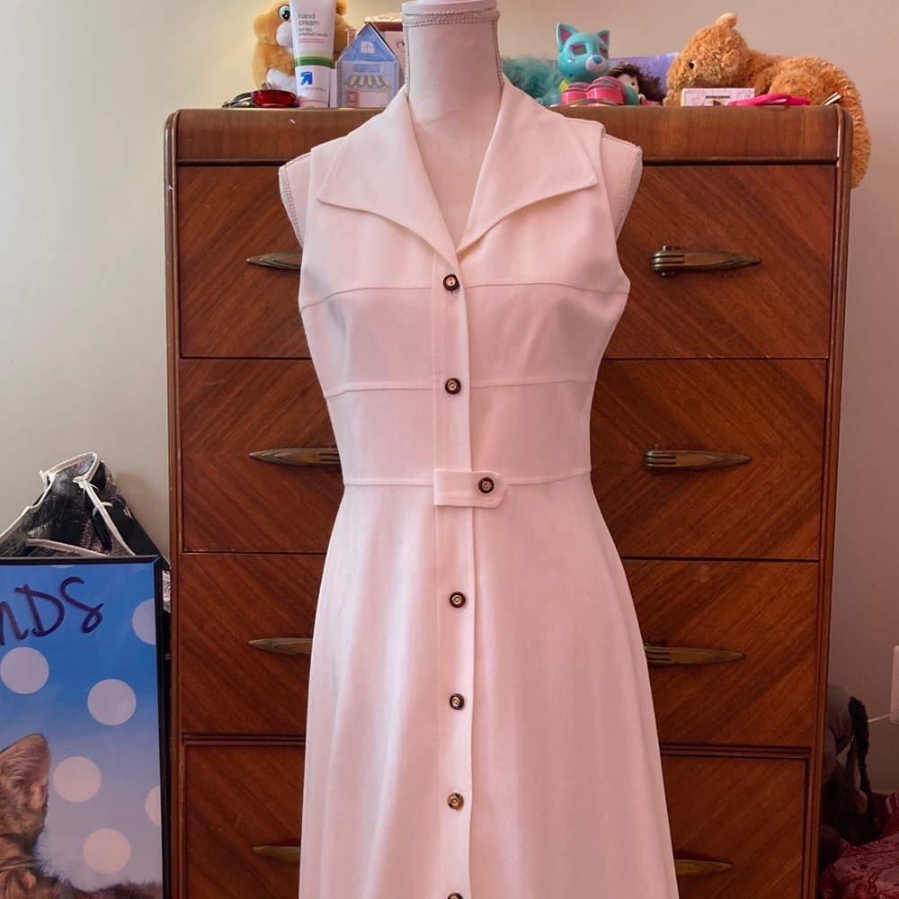 Elegant White Sleeveless Dress